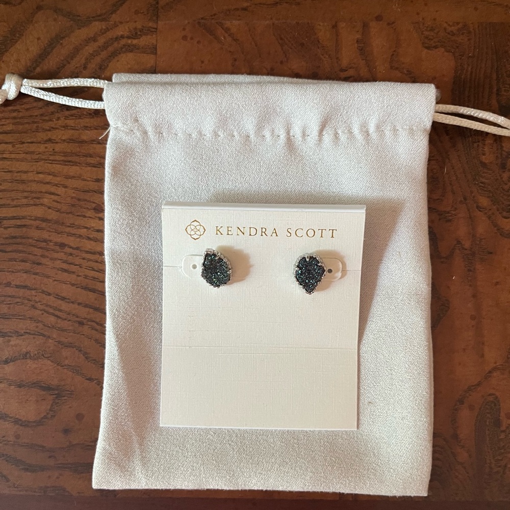Kendra Scott earrings 🖤💛🖤💛🖤💛